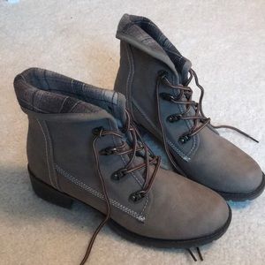 Sporto grey plaid boots